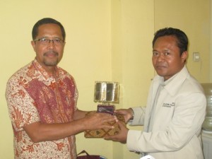 Kepala Badan Arsip dan Perpustakaan Provinsi Jawa Tengah (Drs, Agus Waluyo) dan Kepala UPT Perpustakaan UNPAS (Hilman Firmansyah, S.IP., M.AP)