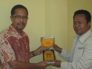 Kepala Badan Arsip dan Perpustakaan Provinsi Jawa Tengah (Drs, Agus Waluyo) dan Kepala UPT Perpustakaan UNPAS (Hilman Firmansyah, S.IP., M.AP)